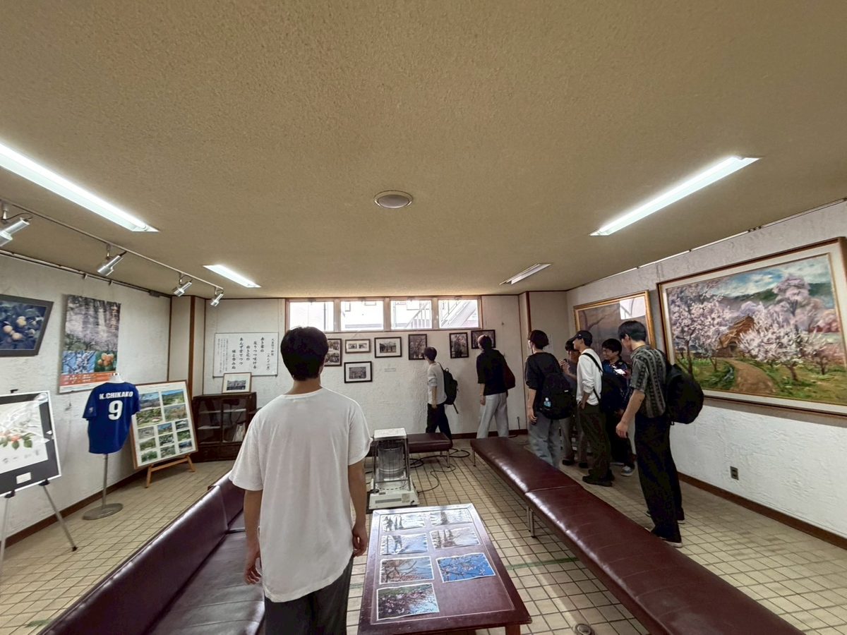 資料館であんずの歴史の展示を見る参加学生